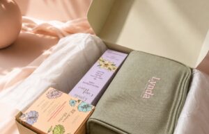 LYNDA Essential Kit aperto con Be Balance Effortless, Cool Wave, Inner Bloom e Beauty Bag Lynda