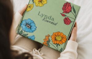 Donna che tiene tra le mani il LYNDA Essential Kit