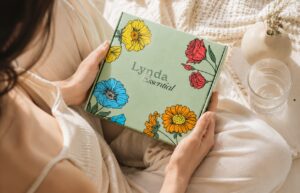Donna con la confezione LYNDA Essential Kit
